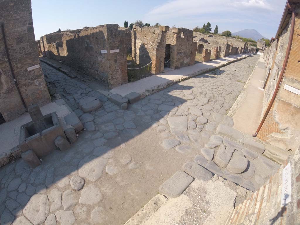 Via di Mercurio, Pompeii. October 2018. Looking north-west towards Vicolo di Mercurio, on left. 
Foto Taylor Lauritsen, ERC Grant 681269 DÉCOR.
