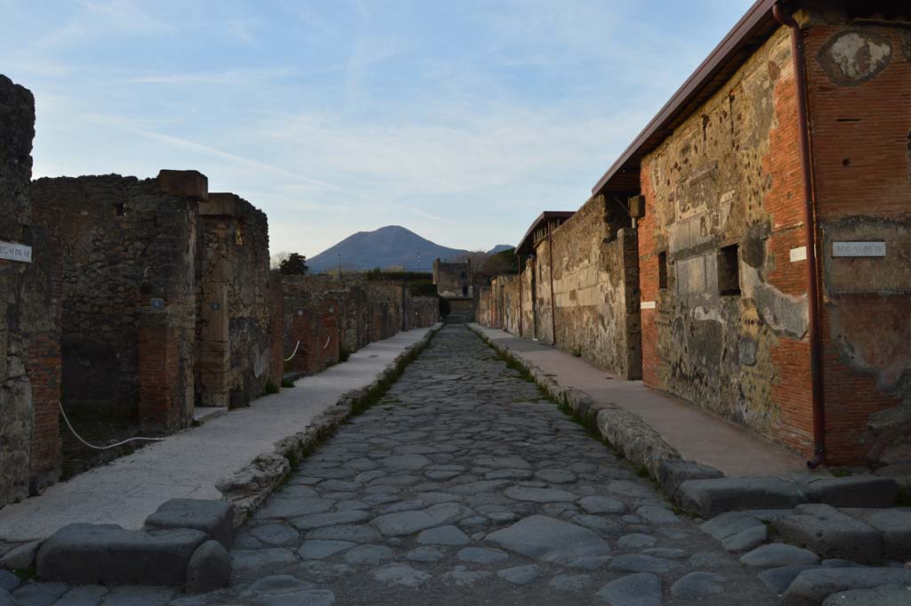 Via di Mercurio, Pompeii. March 2019. Looking north from junction with Vicolo di Mercurio, with VI.7 on left, and VI.9, on right. 
Foto Taylor Lauritsen, ERC Grant 681269 DÉCOR.
