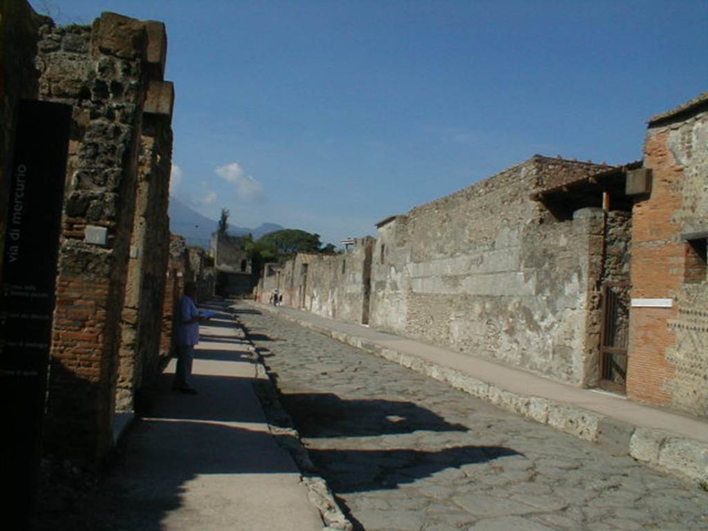 Via di Mercurio between VI.7 and VI.9.  Looking north from crossroads with Vicolo di Mercurio. September 2004.
