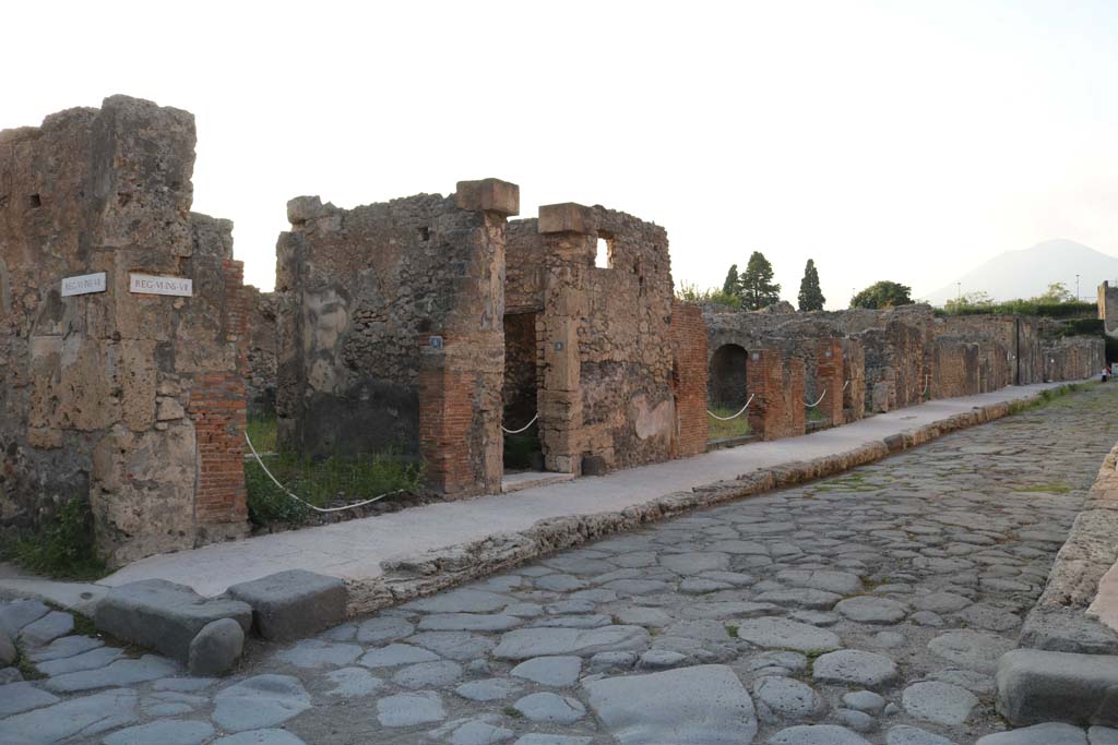 Via di Mercurio, west side. December 2018. Looking north along VI.7, from VI.7.8, on left. Photo courtesy of Aude Durand.