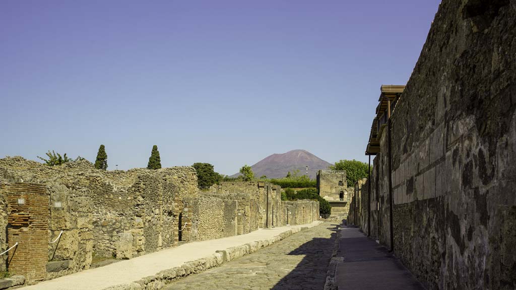 Via di Mercurio between VI.7 and VI.9. August 2021. Looking north towards Tower XI. Photo courtesy of Robert Hanson.