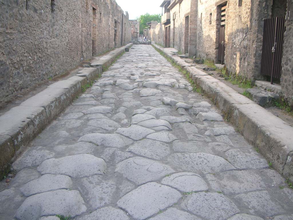 Via di Nocera, Pompeii. May 2010. Looking north between I.14 and II.9. Photo courtesy of Ivo van der Graaff.