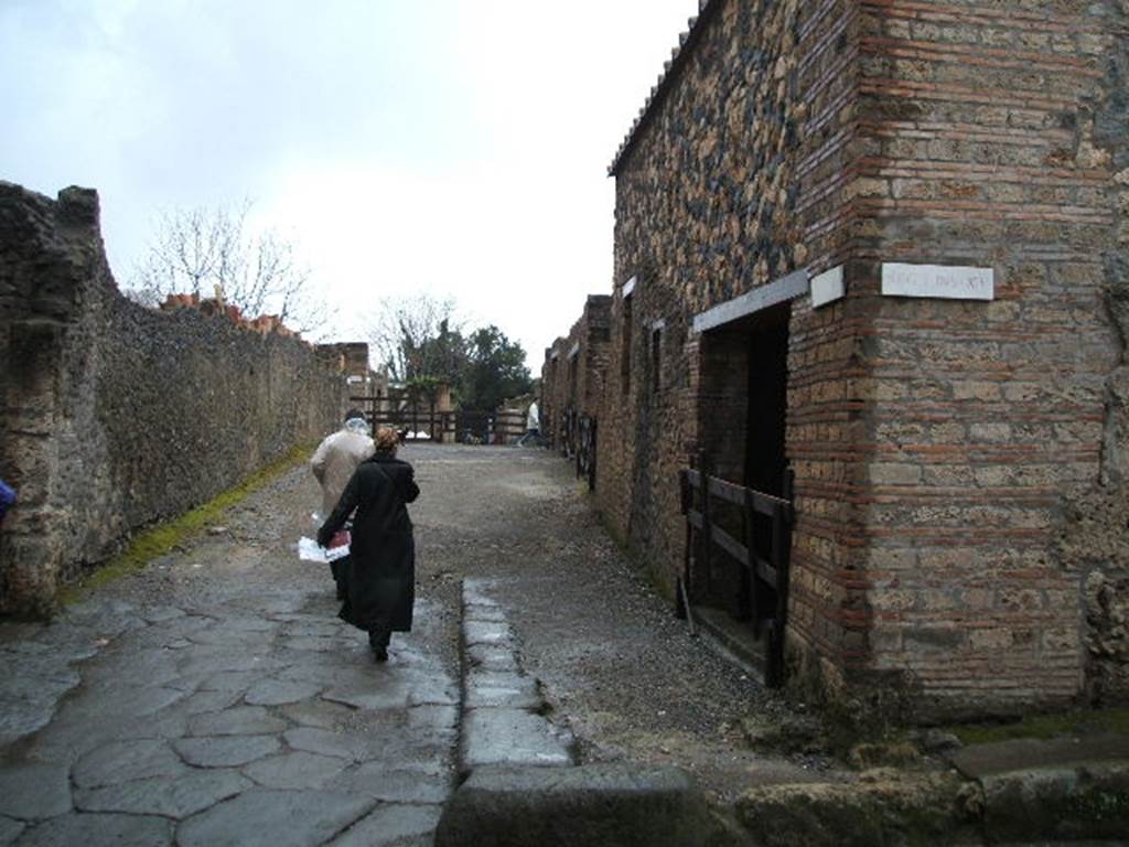 Via di Nocera, west side, December 2004. Looking west between I.20 and I.14, with 1.14.15 on the north side of the junction with Via della Palestra. 
