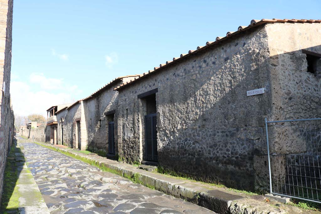 Via di Nocera, east side, Pompeii. December 2018. 
Looking north along insula II.9, from junction with Via della Palestra, on right. Photo courtesy of Aude Durand.

