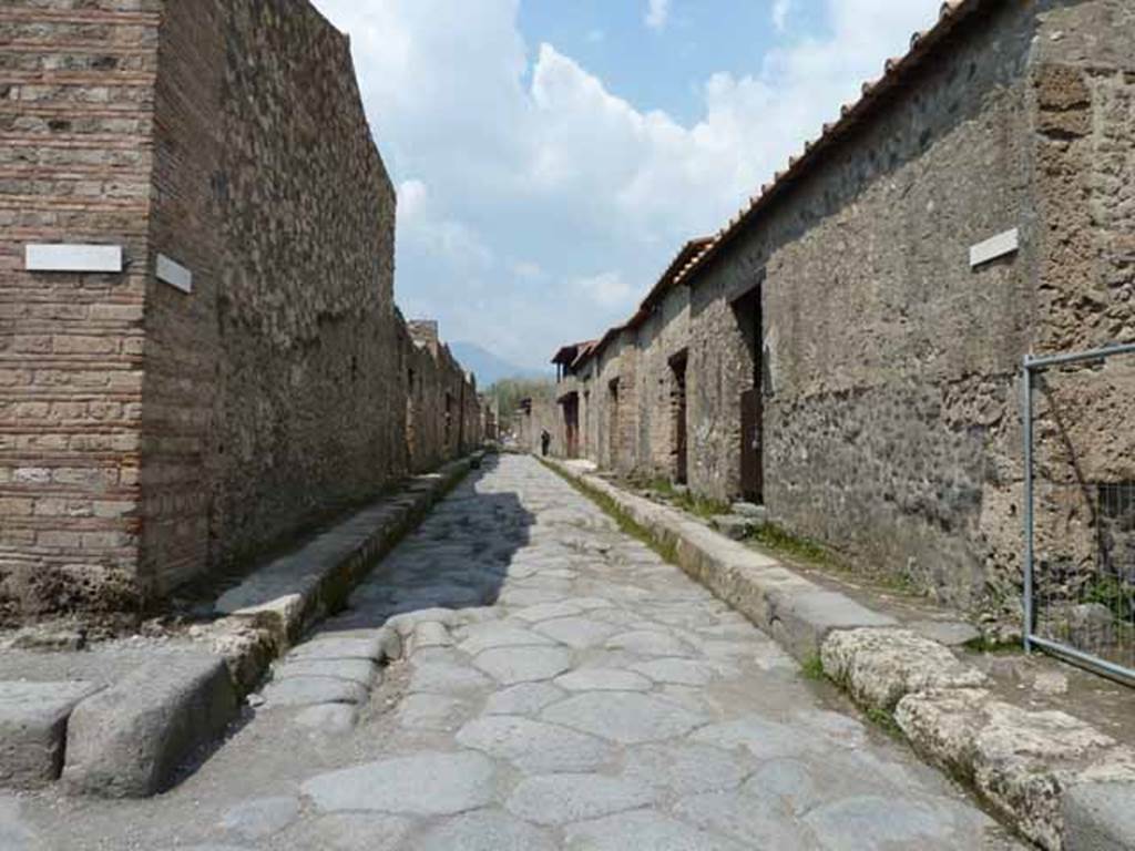 Via di Nocera, May 2010. Looking north between I.14 and II.9, from junction with Via della Palestra.