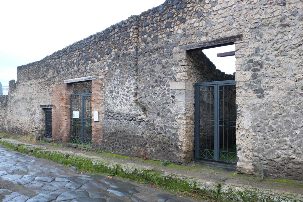 Via di Nocera, west side, December 2018. 
Looking south along I.20, with doorways to I.20.1, I.20.2, and I.20.3, on right. Photo courtesy of Aude Durand.
