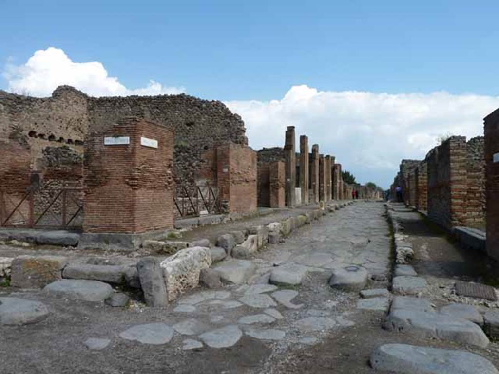 Via di Nola, north side. May 2010. Looking east from the crossroads at V.1.
According to Fiorelli, the first excavations of Pompeii started near this crossroads on 1st April 1748. See Pappalardo, U., 2001. La Descrizione di Pompei per Giuseppe Fiorelli (1875). Napoli: Massa Editore. (p. 155).
