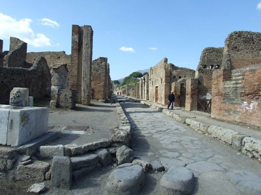 Via del Vesuvio between VI.14 and V.1. Looking north from the crossroads with Via di Nola. March 2009.  Via del Vesuvio is shown on some plans as the northern end of Via Stabiana running from this crossroads to the Vesuvian Gate.

