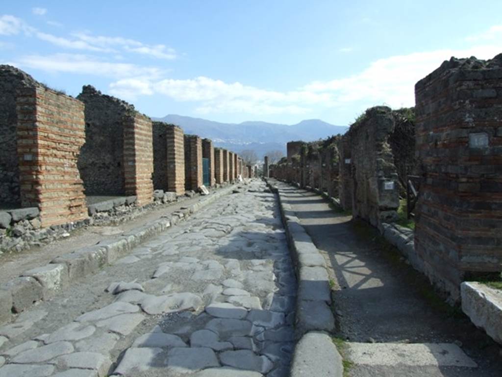 Via Stabiana between IX.4 and VII.3. Looking south from the crossroads with Via di Nola. March 2009.