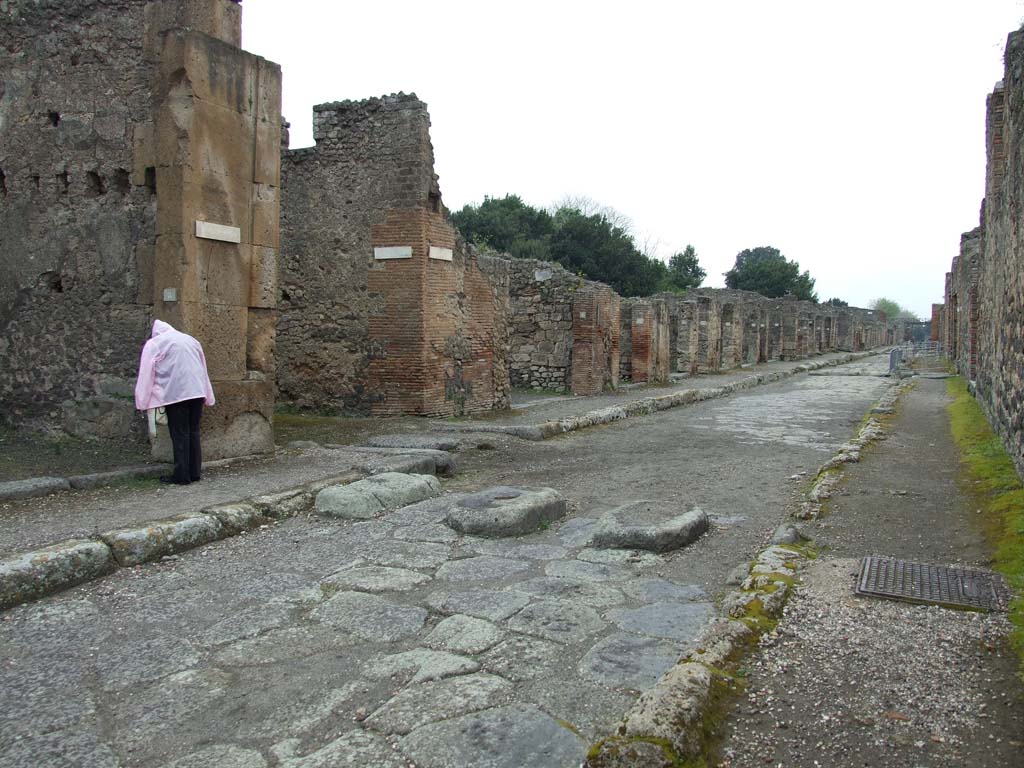 Via di Nola, north side, May 2010. Looking east along V.1, the junction with Vicolo di Cecilio Giocondo and V.2.