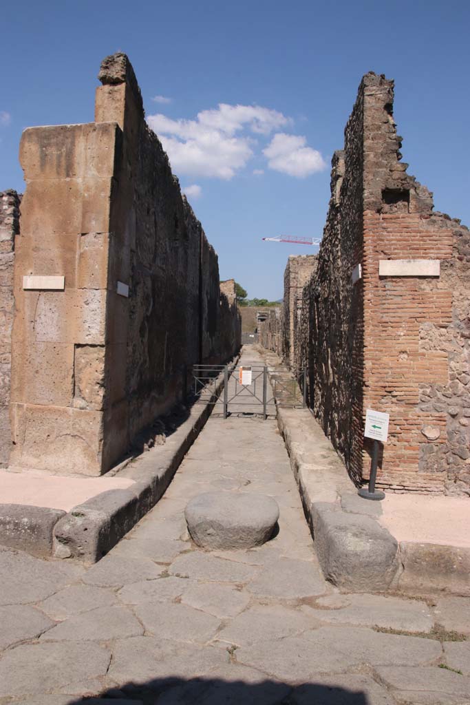 Via di Nola, north side. September 2021. Pompeii. 
Looking north between V.1, on left, and V.2, on right, on Vicolo di Cecilio Giocondo.
Photo courtesy of Klaus Heese.

