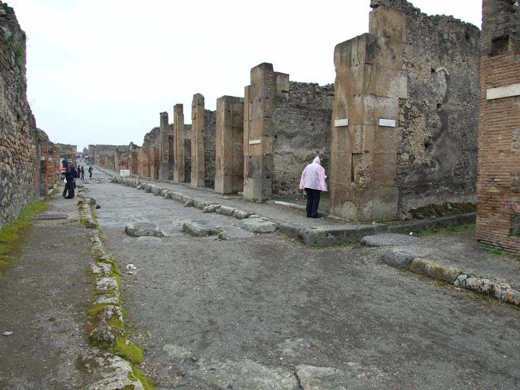 Via di Nola, north side, May 2010. Looking west from near junction with Vicolo di Cecilio Giocondo, along V.1.