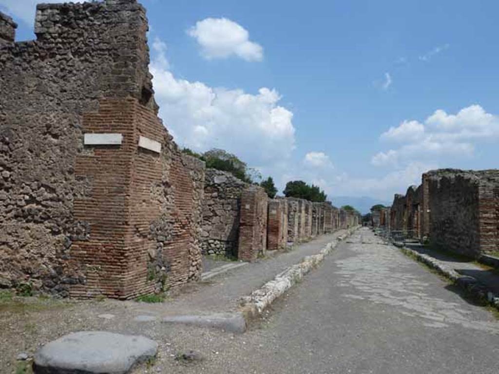 Via di Nola, north side, May 2010. Looking east along V.2, from junction with Vicolo di Cecilio Giocondo.