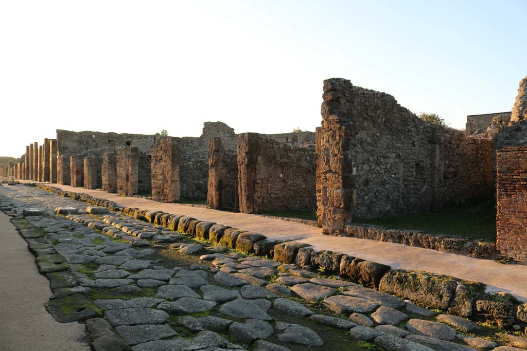 Via di Nola, north side, Pompeii. December 2018. Looking west towards V.2.1, from V.2.9, on right. Photo courtesy of Aude Durand.