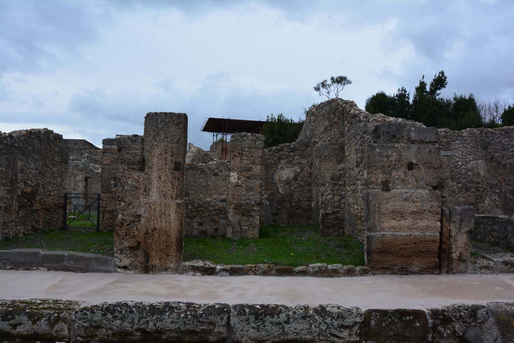 Via di Nola, north side, Pompeii. March 2017. Looking towards entrance doorways to V.2.11, on left, and V.2.12, in centre.
Foto Christian Beck, ERC Grant 681269 DÉCOR.

