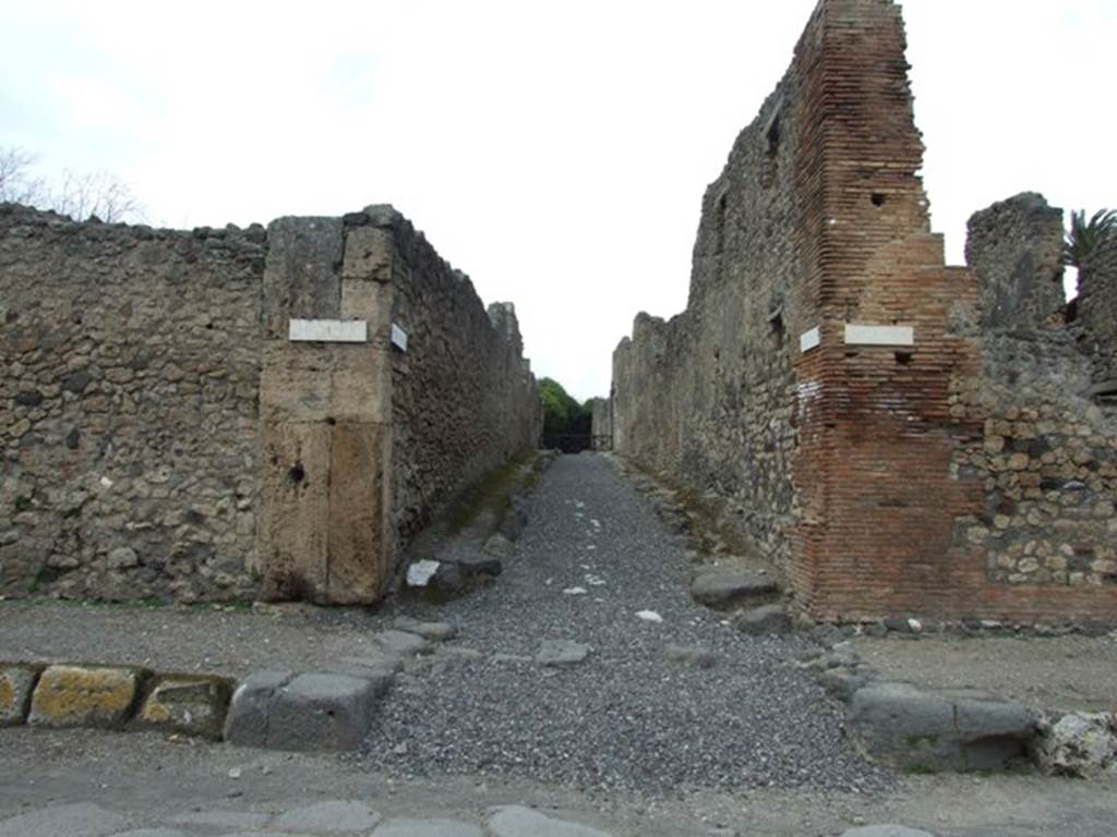 Via di Nola between V.4 and IX.9. Looking north into Vicolo di Lucrezio Frontone. March 2009.