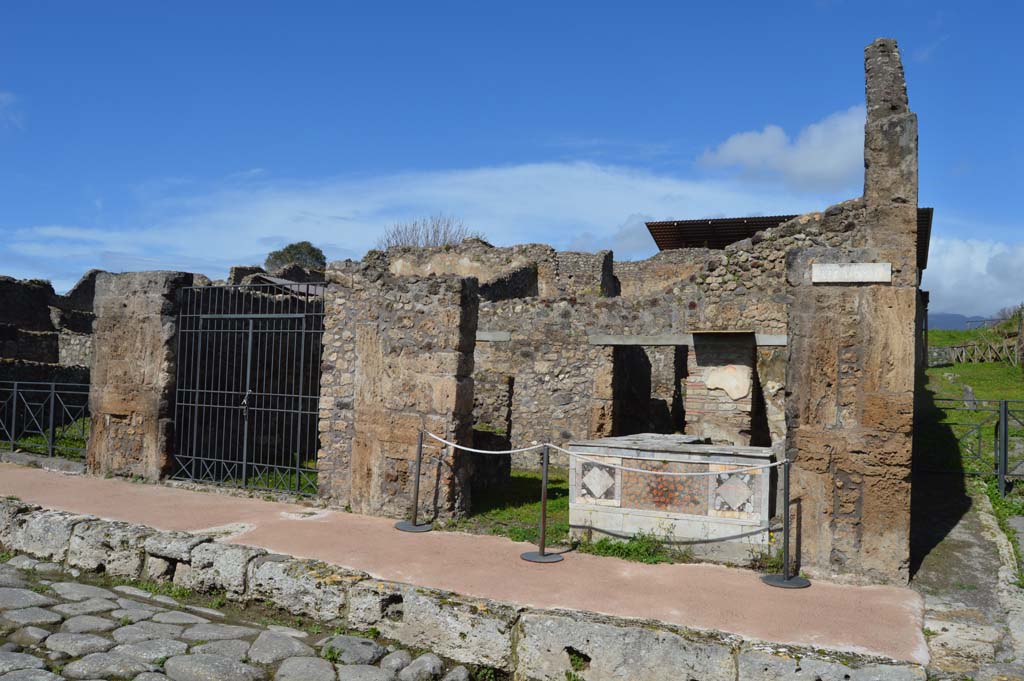 Via di Nola, north side, March 2018. Looking towards V.4.7 and V.4.8, with Vicolo dei Gladiatori, on right.
Foto Taylor Lauritsen, ERC Grant 681269 DÉCOR.

