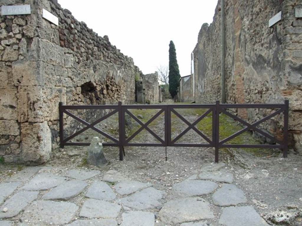 Via di Nola between IX.9 and IX.8. Looking south into unnamed vicolo. March 2009.