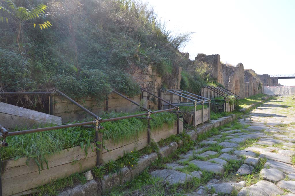 Via di Nola, south side, Pompeii. October 2017. Looking west along Insula III.9 from III.9.3 towards IX.14, and road-bridge, on right.
Foto Taylor Lauritsen, ERC Grant 681269 DÉCOR.

