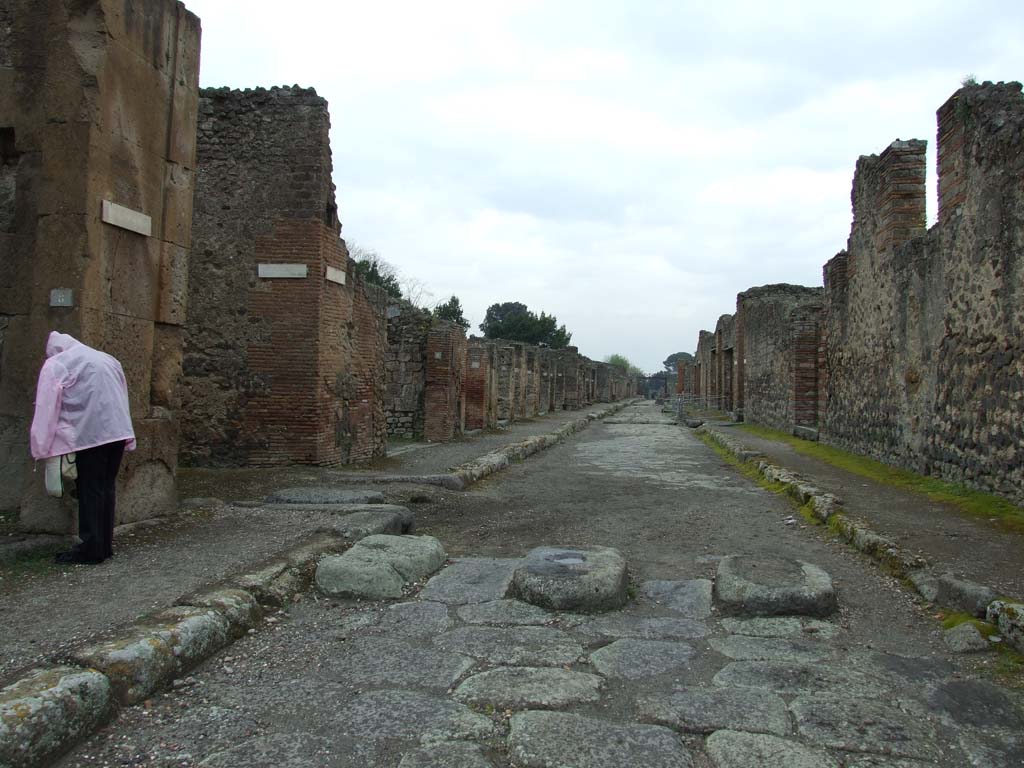 Via di Nola, May 2010. Looking east between V.2 and IX.4, with junction of Vicolo di Cecilio Giocondo on the left, from near V.1.8