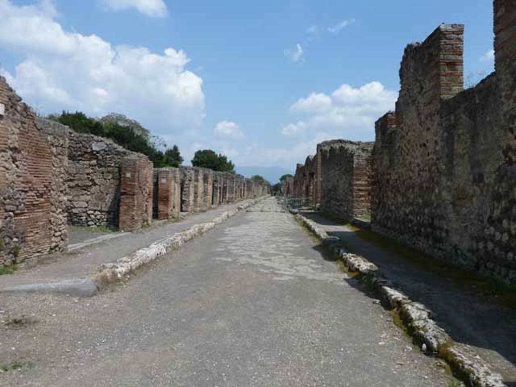 Via di Nola, May 2010. Looking east between V.2 and IX.4, from junction with Vicolo di Cecilio Giocondo.