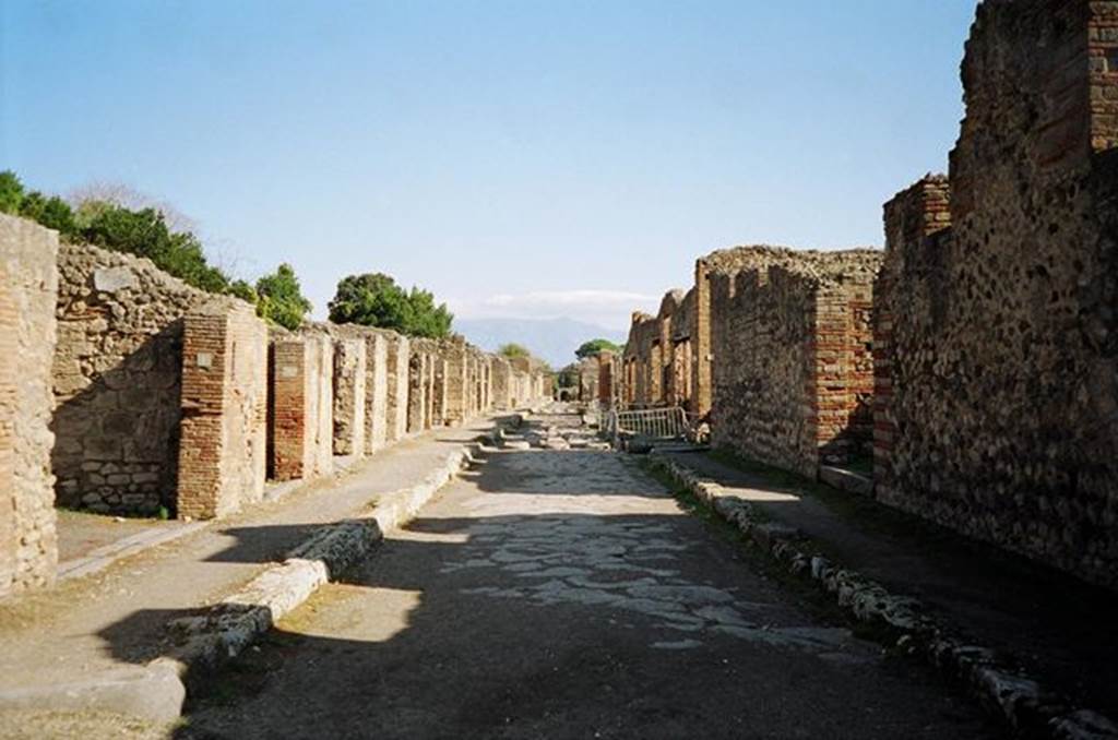 Via di Nola between V.2 and IX.4. Looking east. October 2009. Photo courtesy of Rick Bauer.