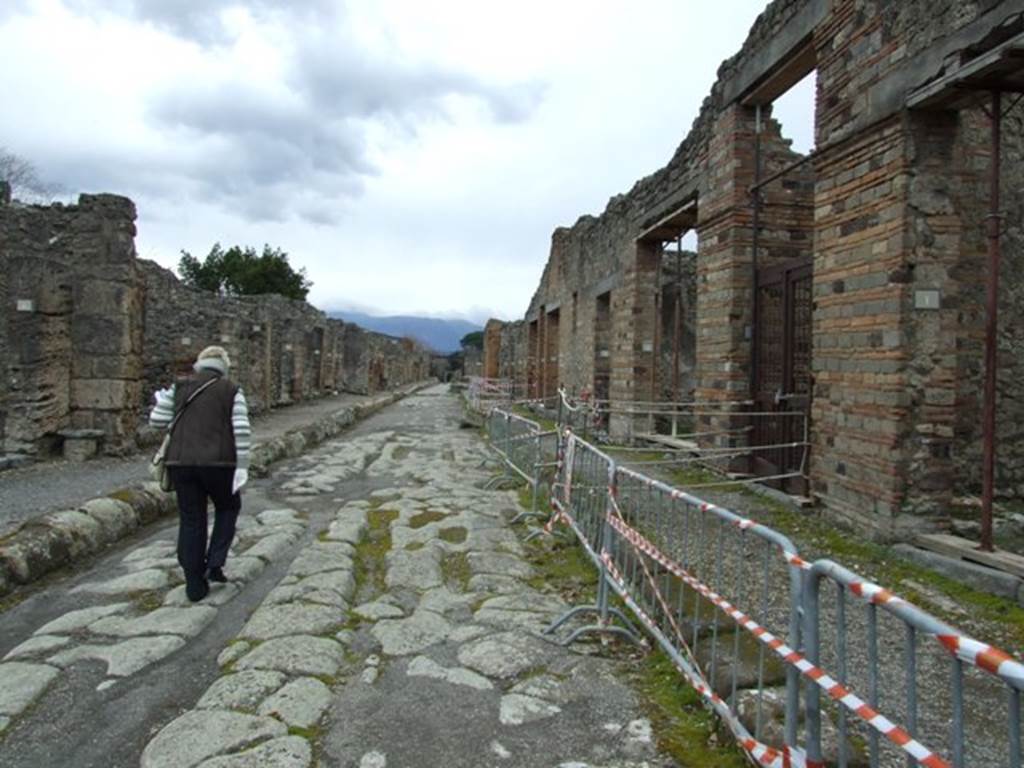 Via di Nola between V.2 and IX.5. Looking east from junction with Vicolo di Tesmo. March 2009.