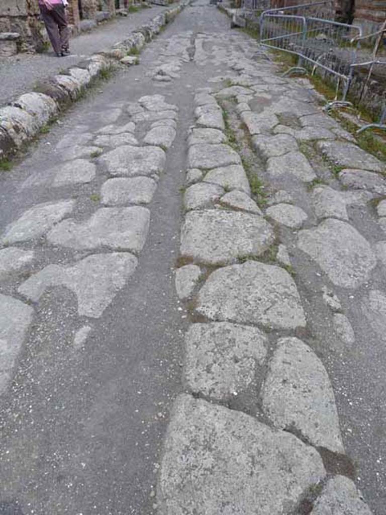 Via di Nola, May 2010. Wheel ruts in the road between V.2 and IX.5.