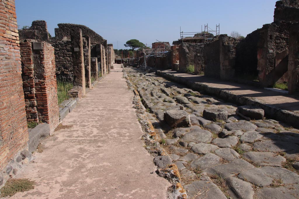 Via di Nola, Pompeii. October 2023. Looking east between V.4, on left and IX.9, on right. Photo courtesy of Klaus Heese 