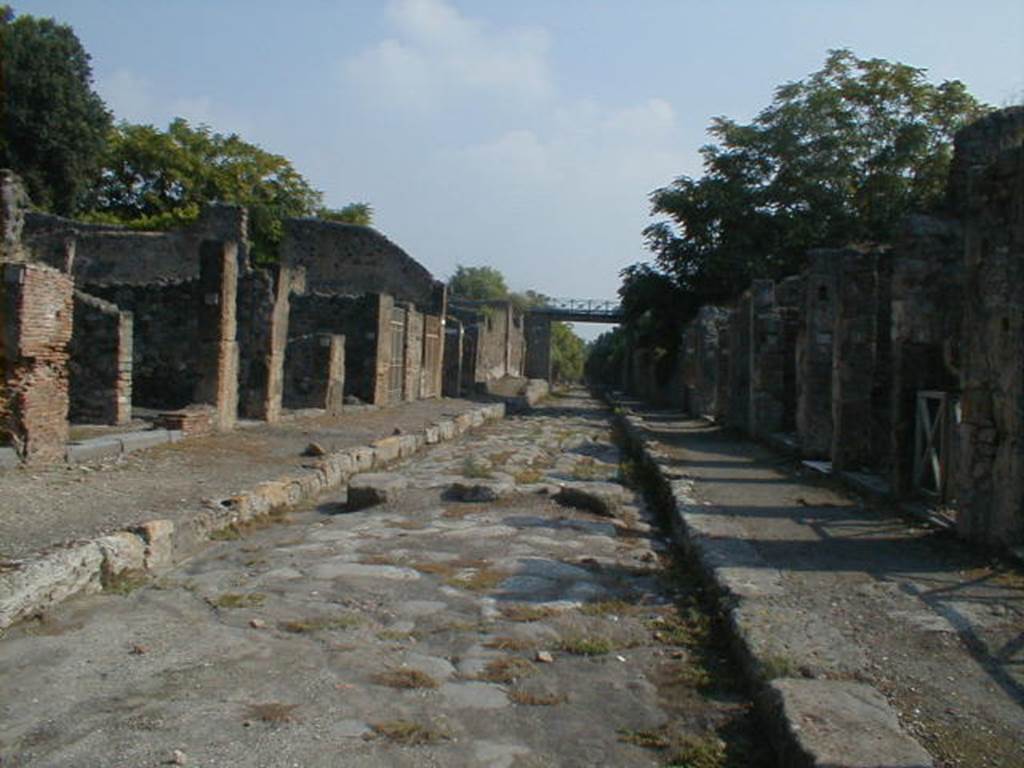 Via di Nola between V.4 and IX.9. Looking east from crossroads with Vicolo di Lucrezio Frontone and unnamed vicolo. September 2004.