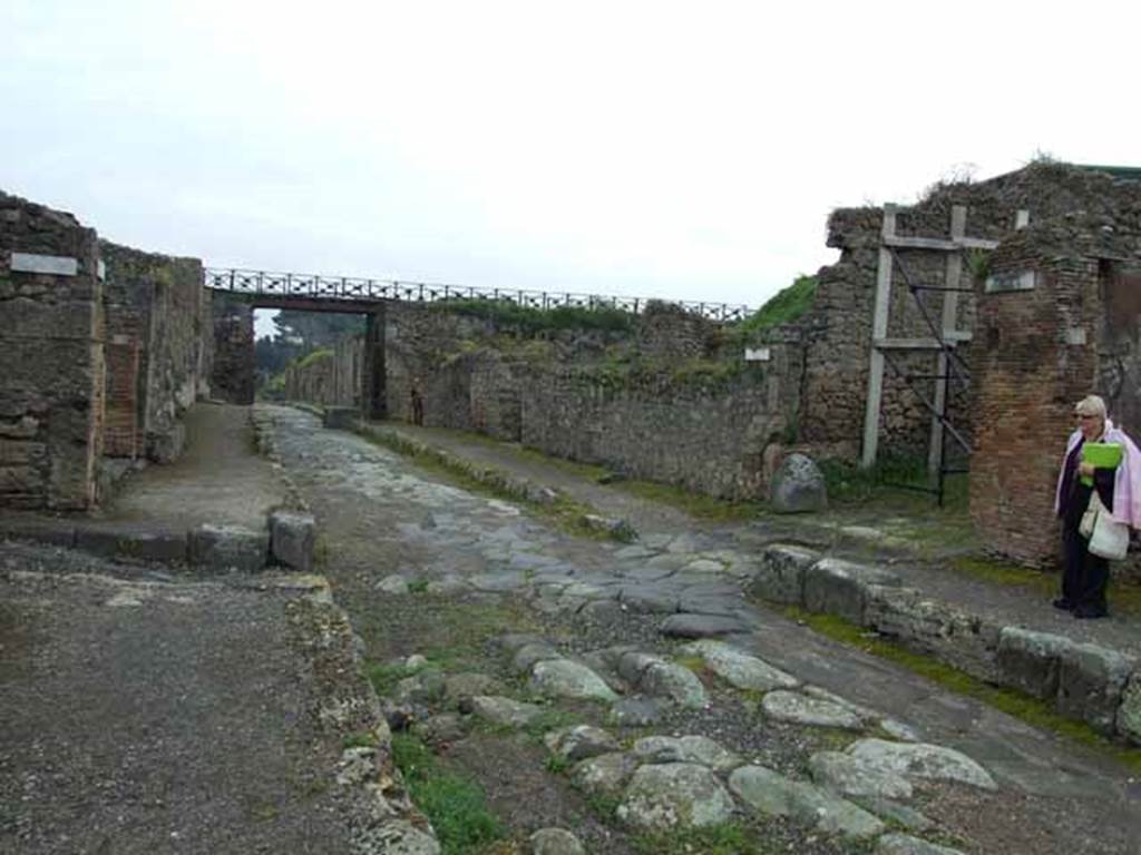 Via di Nola, May 2010. Looking east towards junction with Vicolo dei Gladiatori on the left, and unnamed vicolo on the right.