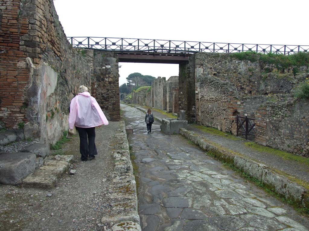 Via di Nola, May 2010. Looking east between V.5 and IX.10, from near V.5.3.