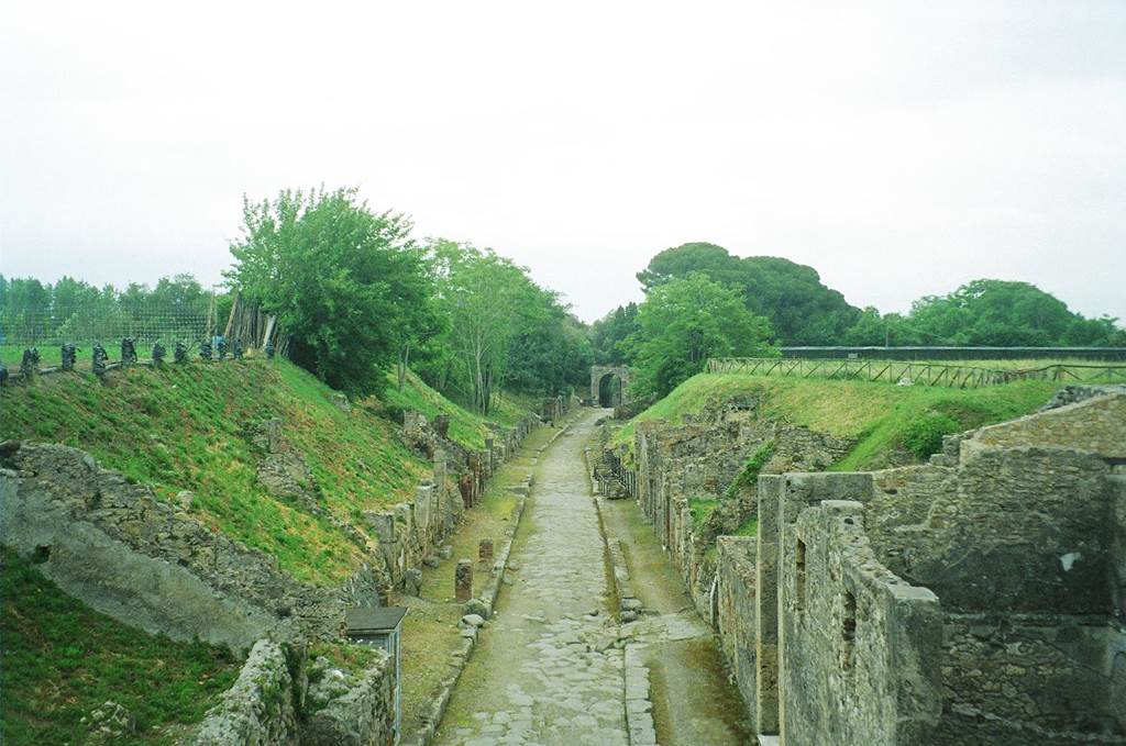 Via di Nola, May 2010. Looking east between IV.1 and IX.14, from above. Photo courtesy of Rick Bauer.