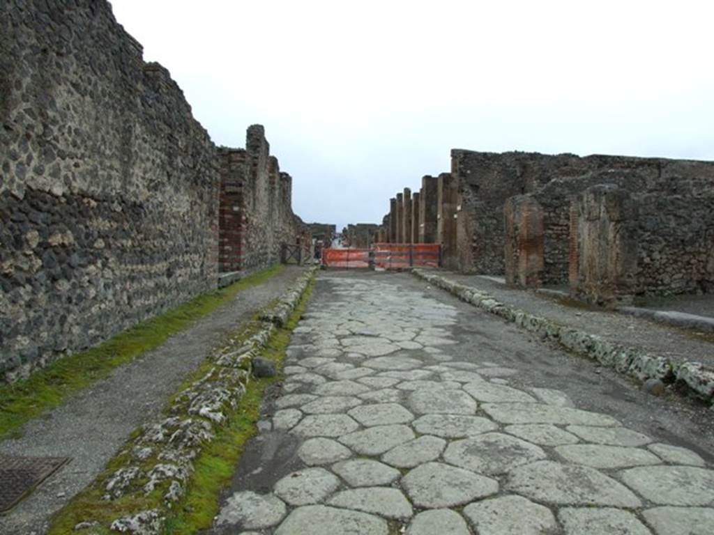 Via di Nola between IX.4 and V.2. Looking west from junction with Vicolo di Tesmo. March 2009.