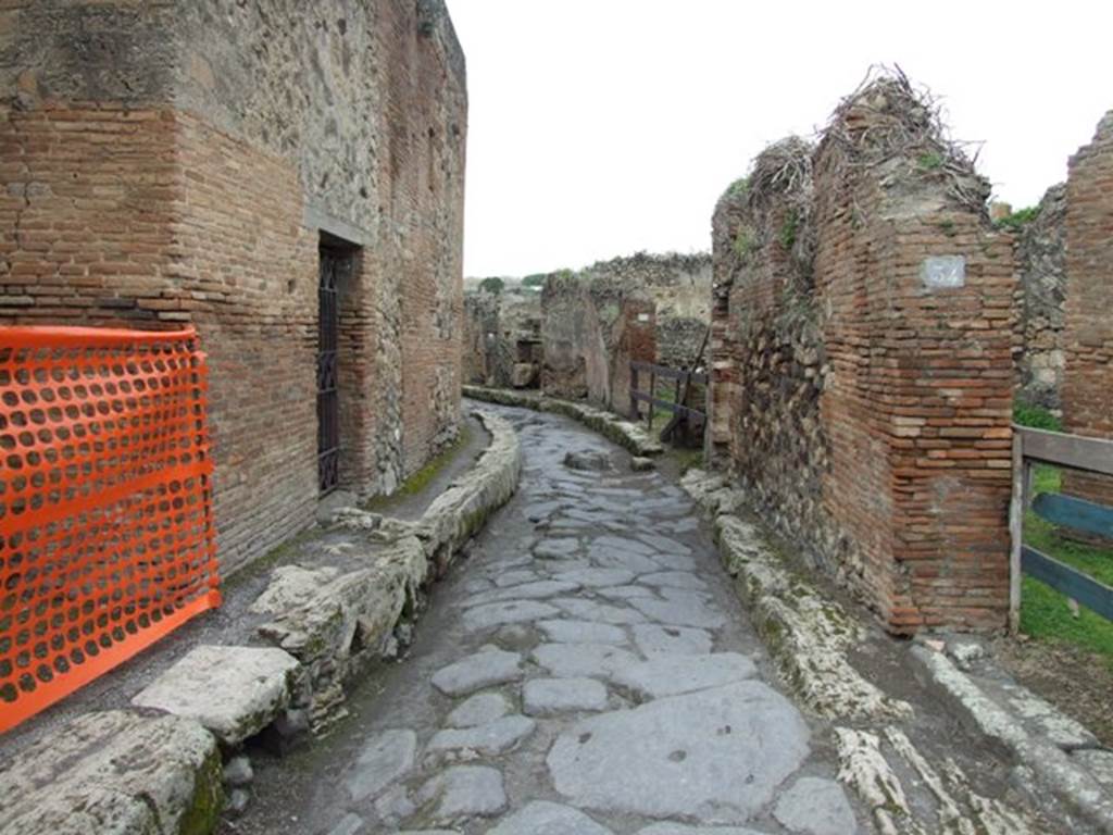 Vicolo Storto between VII.4 and VII.3. Looking north from junction with Vicolo del Panettiere. March 2009.
