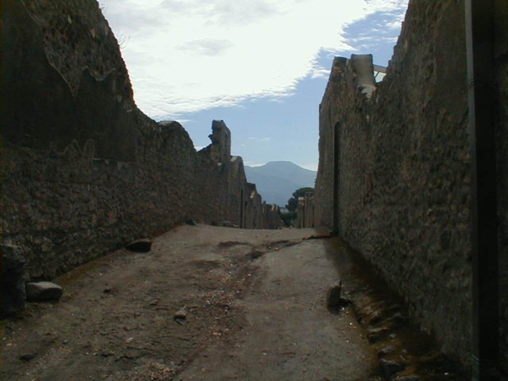 Vicolo dei Fuggiaschi between I.13 and I.12. September 2004.Looking south from junction with Via dell’Abbondanza. 
