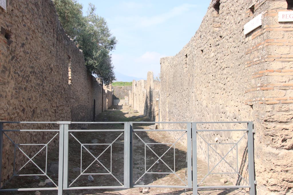 Vicolo dei Fuggiaschi, Pompeii. October 2023. Looking north from between I.12 and I.13. Photo courtesy of Klaus Heese.