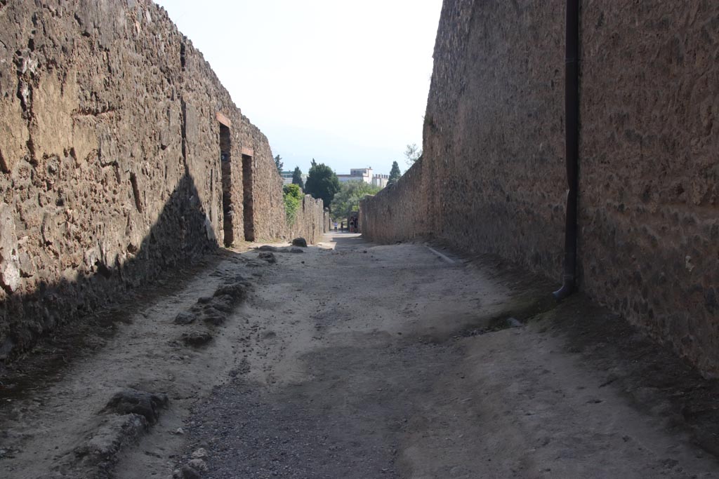 Vicolo dei Fuggiaschi, Pompeii. October 2023. Looking south from the junction with Via di Castricio. Photo courtesy of Klaus Heese.