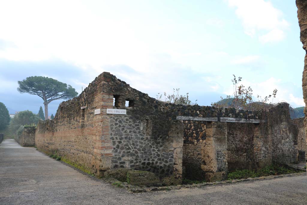 Vicolo dei Fuggiaschi, Pompeii, on left. December 2018. 
Looking south-west from junction with Via della Palestra, with I.21.5/4, on corner. Photo courtesy of Aude Durand.
