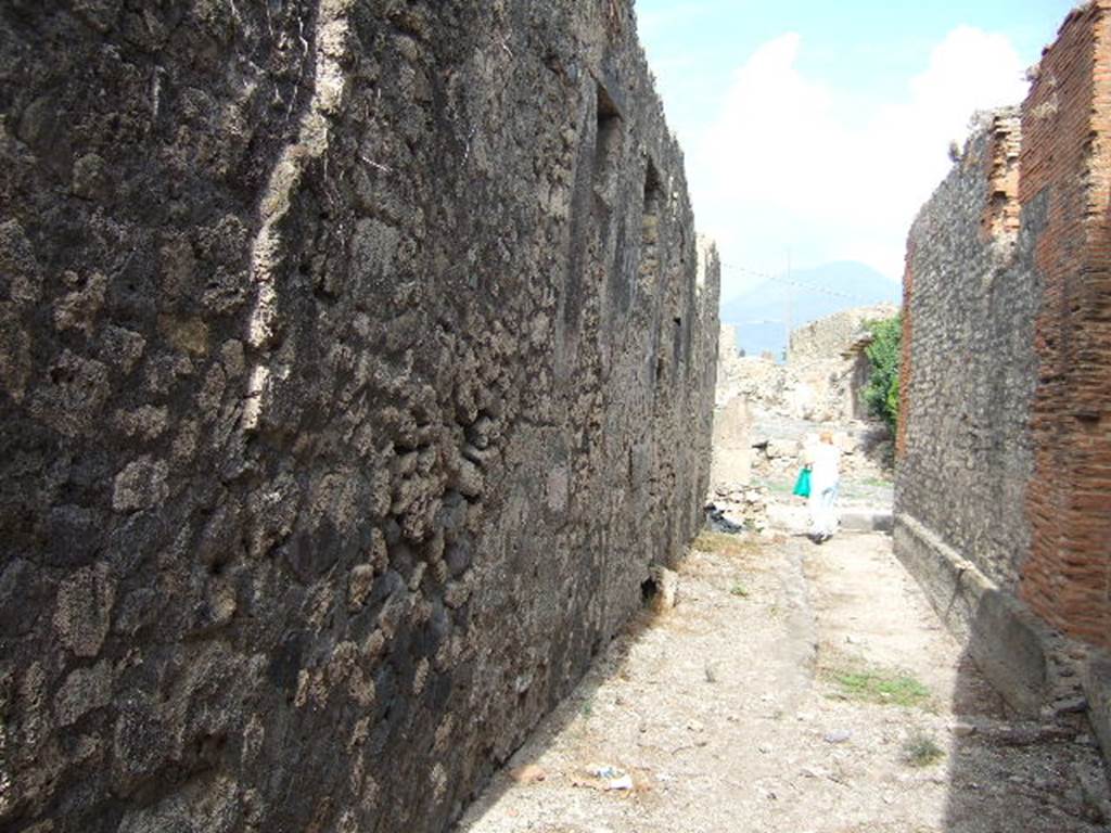 Alleyway leading from VII.7.23, September 2005. Looking north to Vicolo dei Soprastanti. 