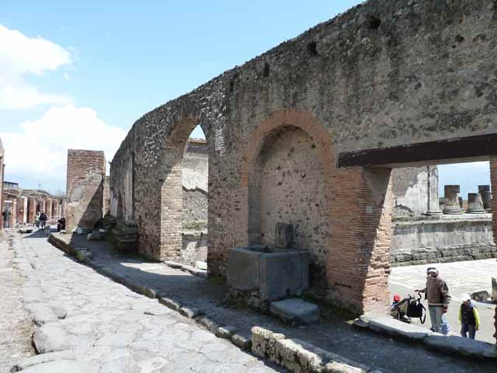 Vicolo dei Soprastanti, south side, May 2010.  Looking east along VII.8, wall and entrances of the Forum.