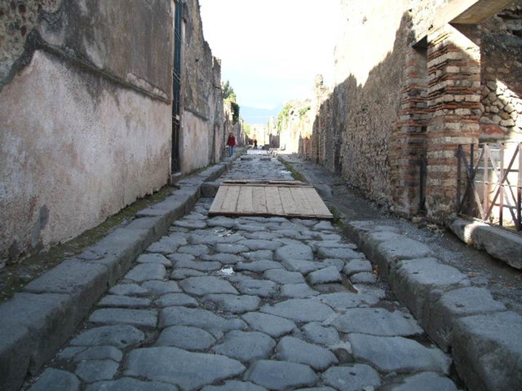 Vicolo dei Vettii between VI.15 and VI.16. Looking north from crossroads with Vicolo di Mercurio. December 2004.