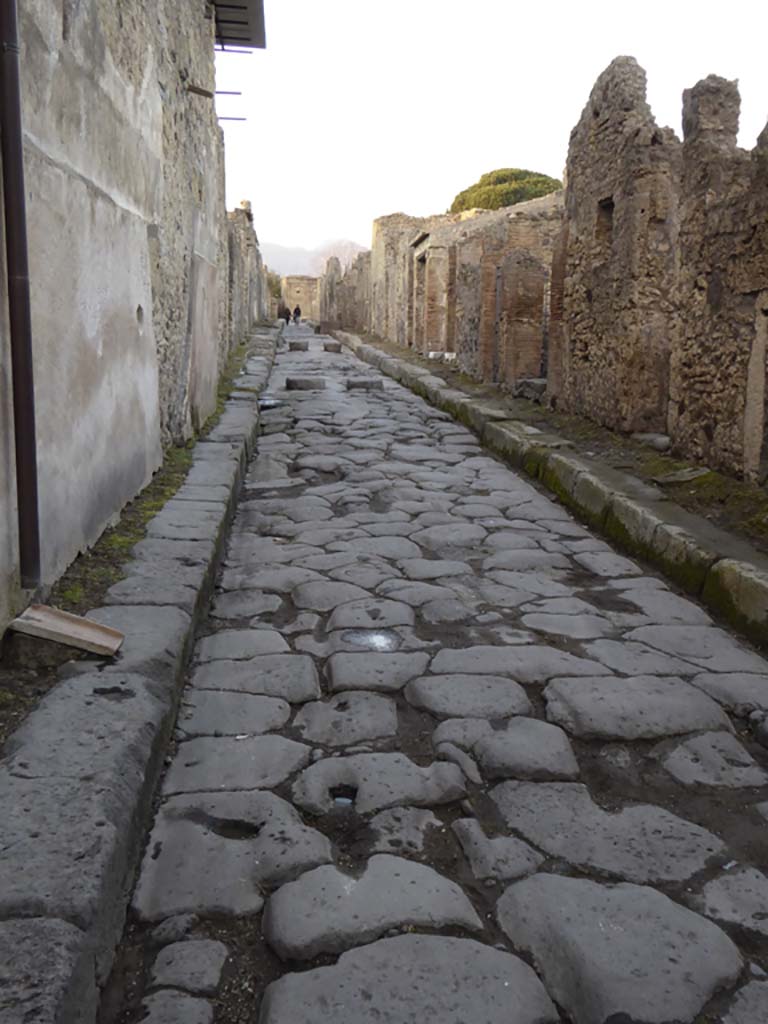 Vicolo dei Vettii, January 2017. Looking north from outside VI.15.1, on left.
Foto Annette Haug, ERC Grant 681269 DÉCOR.
