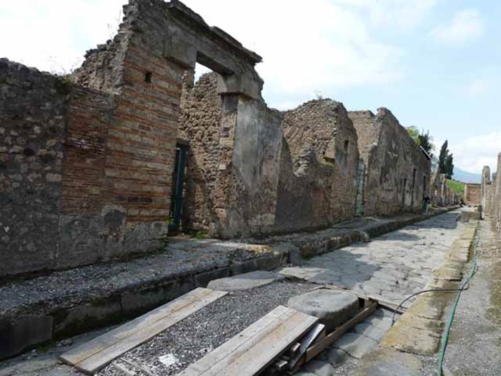 Vicolo dei Vettii, west side. May 2010. Looking north along VI.15, from VI.15.5. to VI.15.18.