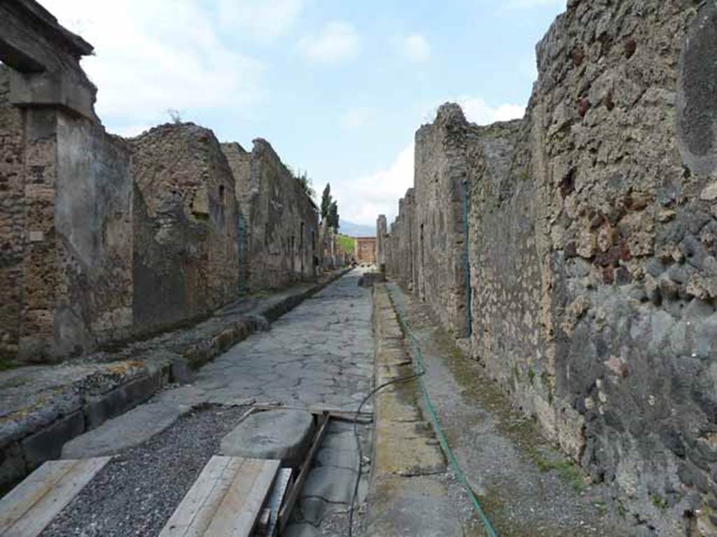 Vicolo dei Vettii, May 2010. Looking north between VI.15 and VI.16.