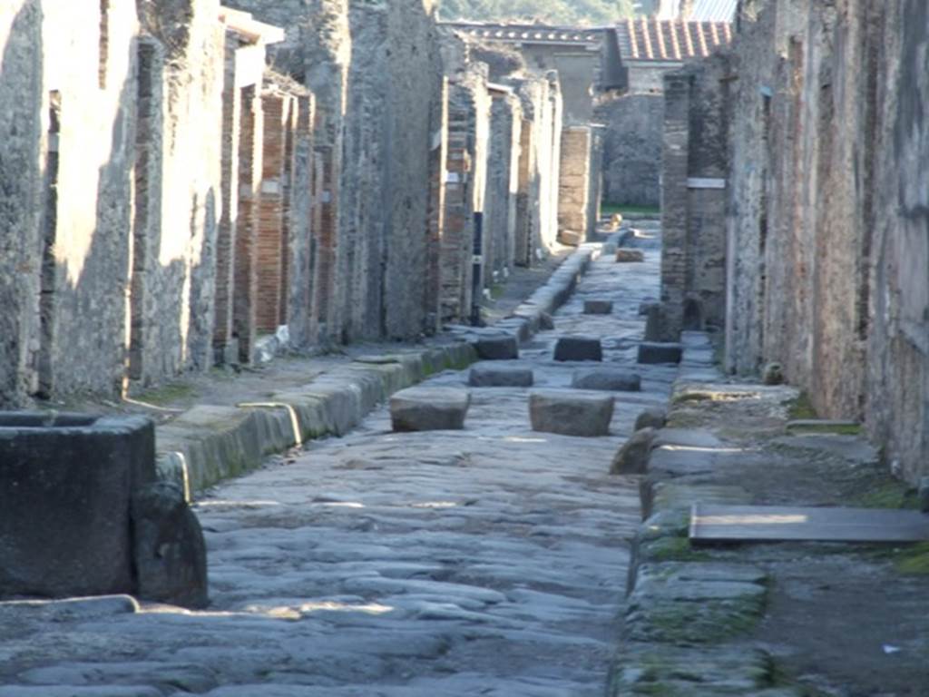 Vicolo dei Vettii between VI.16 and VI.15. Looking south from VI.15.8. December 2007.