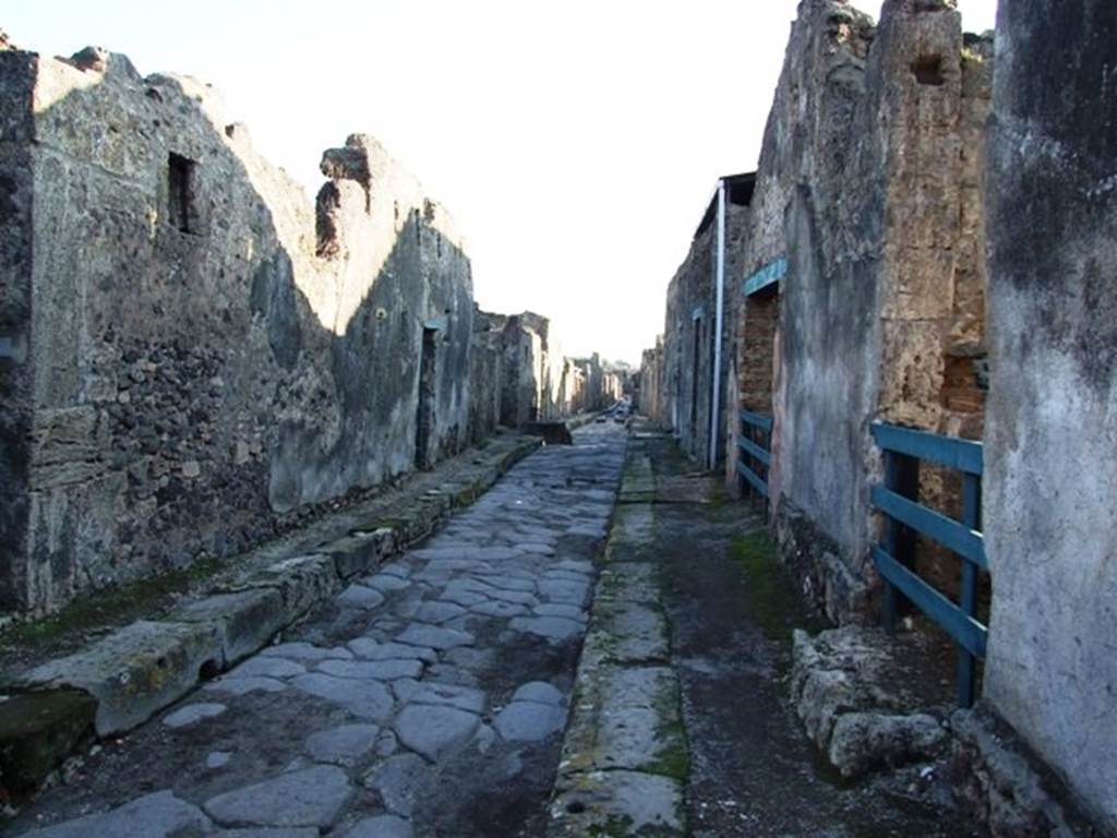 Vicolo dei Vettii between VI.16 and VI.15. Looking south from VI.15.12. December 2007.