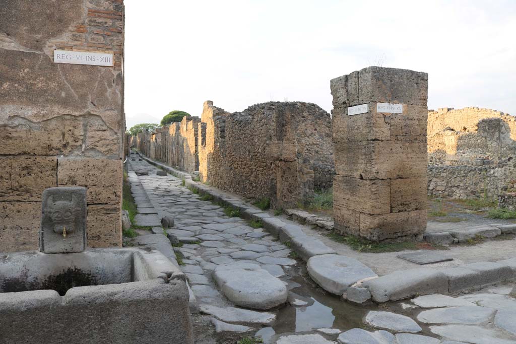 Vicolo dei Vettii between VI.13 and VI.14. December 2018. 
Looking north from junction with Via della Fortuna. Photo courtesy of Aude Durand.
