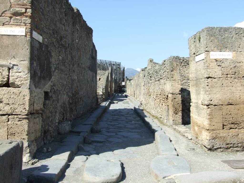 Vicolo dei Vettii between VI.13 and VI.14. Looking north from Via della Fortuna. March 2009.