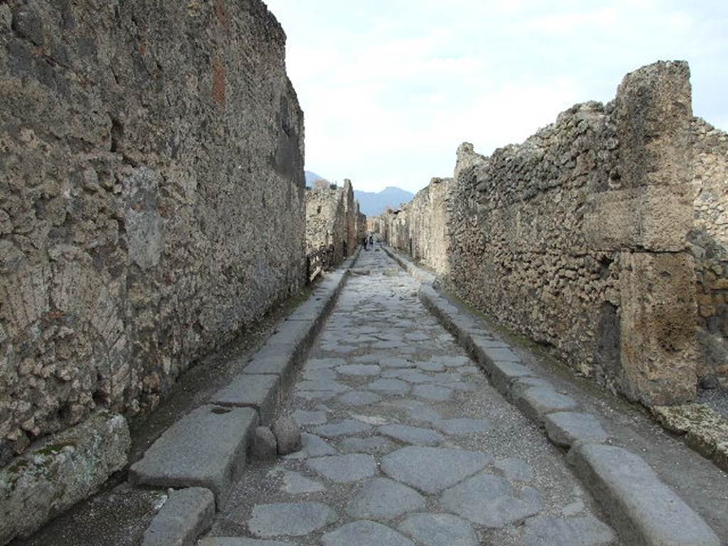 Vicolo dei Vettii between VI.13 and VI.14.  Looking north from VI.14.44. December 2006.